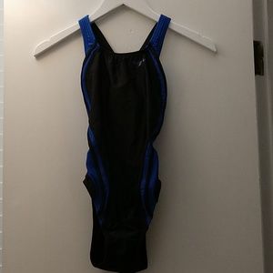 New woman's speedo size 6/32